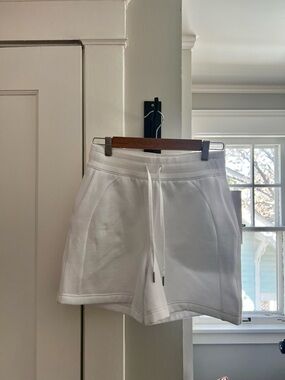 NWT Lululemon scuba short 5” size 6